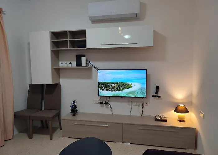 Apartment Dolphin Court 3-bedroom Sea View In Marsaskala, Malta *